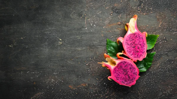 Rode Pitahaya Een Zwarte Achtergrond Fruit Draak Tropisch Fruit Bovenaanzicht — Stockfoto