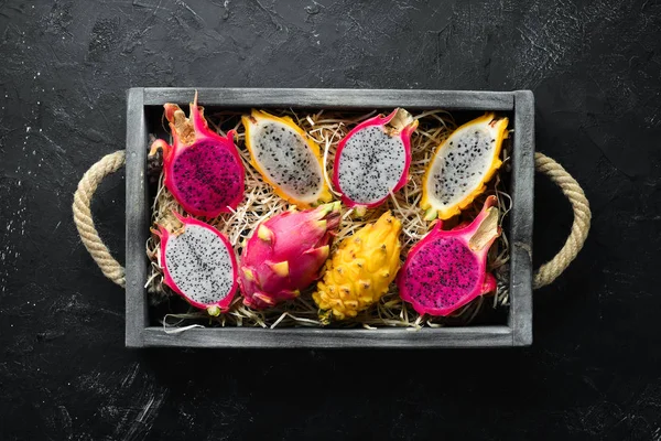 Dragon Frukt Trälåda Pitahaya Tropiska Frukter Översta Vyn Ledigt Utrymme — Stockfoto