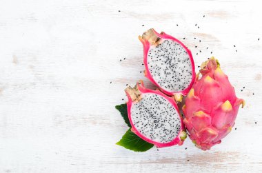 Beyaz ahşap arka planda meyve ejderhası. Pitahaya Tropikal Meyveler. Üst te. Metin için boş alan.