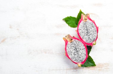 Beyaz ahşap arka planda meyve ejderhası. Pitahaya Tropikal Meyveler. Üst te. Metin için boş alan.