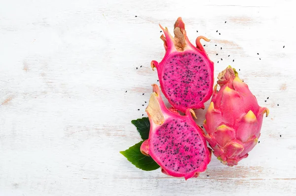 Rode Draak Fruit Een Witte Houten Achtergrond Pitahaya Tropisch Fruit — Stockfoto