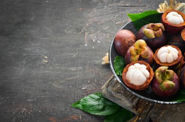 Tabakta taze Mangosteen. Tropikal Meyveler. Üst te. Metin için boş alan.