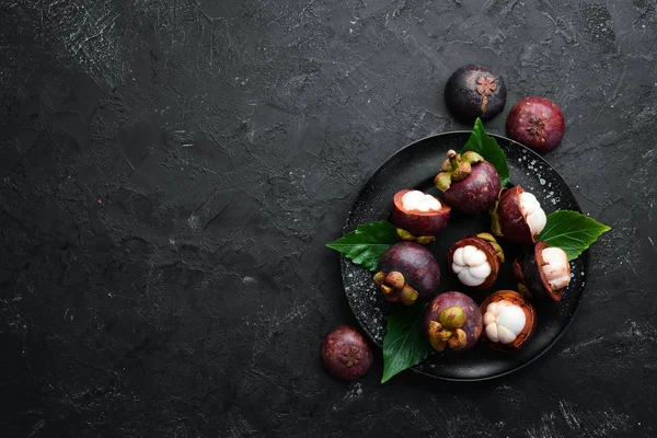 Friss Mangosteen Edényben Trópusi Gyümölcsök Felülnézet Szabad Hely Szöveghez — Stock Fotó