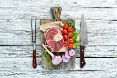 Beyaz bir arka plan üzerinde baharat ve otlar ile Ham taze çapraz kesilmiş dana sapı. Peynirli Bif bif Ossbo. Üst te. Metniniz için boş alan.