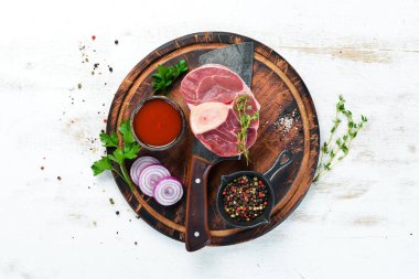 Beyaz bir arka plan üzerinde baharat ve otlar ile Ham taze çapraz kesilmiş dana sapı. Peynirli Bif bif Ossbo. Üst te. Metniniz için boş alan.