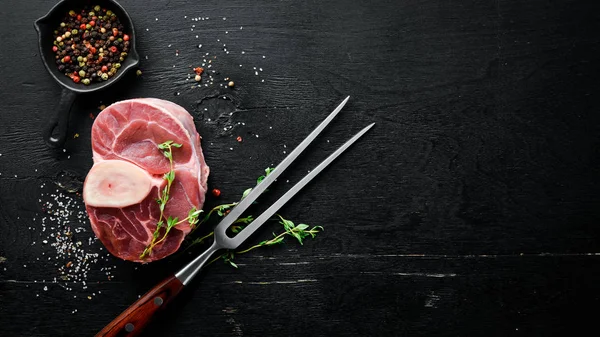 Vástago Cruzado Crudo Ternera Para Hacer Osso Buco Con Especias —  Fotos de Stock