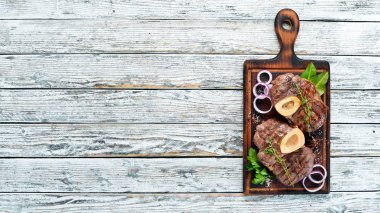 Sığır sapı beyaz bir arka plan üzerinde ızgara üzerinde kavrulmuş. Üst te. Metniniz için boş alan.