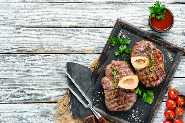 Haste Carne Assada Uma Grelha Fundo Branco Vista Superior Espaço — Fotografia de Stock