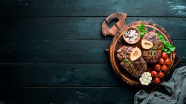 Sığır sapı ahşap bir arka plan üzerinde ızgara üzerinde kavrulmuş. Üst te. Metniniz için boş alan.