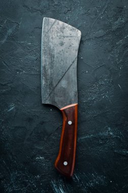 Siyah taş bir masanın üzerinde mutfak eski bıçak. Üst te. Metniniz için boş alan.