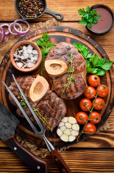 Ahşap Kesme Tahtasında Osso Buco Yapmak Için Dana Şaft Baharat — Stok fotoğraf