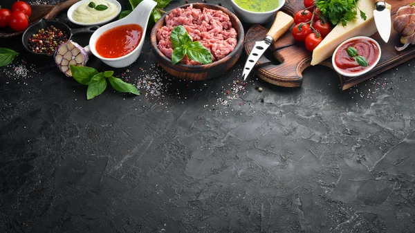 Ingredienti Cottura Della Salsa Alla Bolognese Uno Sfondo Nero Vista — Foto Stock