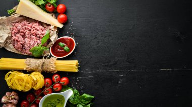 Makarna Bolonez için Malzemeler. Siyah bir arka plan üzerinde. Üst te. Metniniz için boş alan.