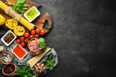Makarna Bolonez için Malzemeler. Siyah bir arka plan üzerinde. Üst te. Metniniz için boş alan.