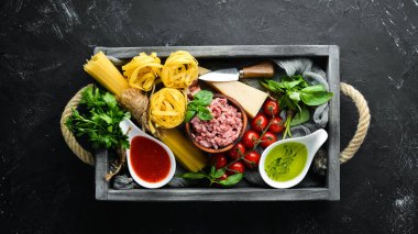 Makarna Bolonez için Malzemeler. Siyah bir arka plan üzerinde. Üst te. Metniniz için boş alan.