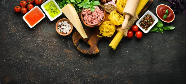 Zutaten Für Pasta Bolognese Auf Schwarzem Hintergrund Ansicht Von Oben — Stockfoto