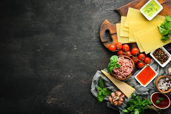 Ingredientes Para Preparação Lasanha Tomates Molho Massa Num Fundo Preto — Fotografia de Stock