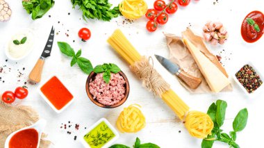 Makarna Bolonez ve Malzemeler. Beyaz ahşap bir arka plan üzerinde. Üst te. Metniniz için boş alan.