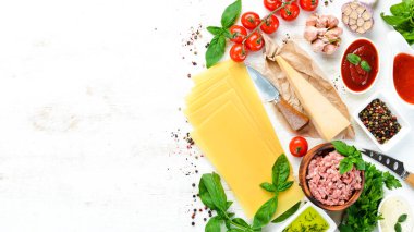 Lazanya ve Malzemeler. Beyaz ahşap bir arka plan üzerinde. Üst te. Metniniz için boş alan.