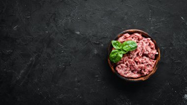 Siyah bir arka plan üzerinde kıyma. Üst te. Metniniz için boş alan.