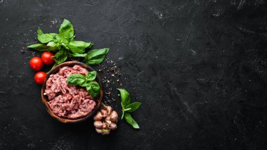 Siyah bir arka plan üzerinde kıyma. Üst te. Metniniz için boş alan.