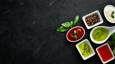 Set soslar ve baharatlar. Ahşap bir arka plan üzerinde. Üst te. Metniniz için boş alan.