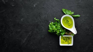 Zeytinyağı ve otlar. Ahşap bir arka plan üzerinde. Üst te. Metniniz için boş alan.