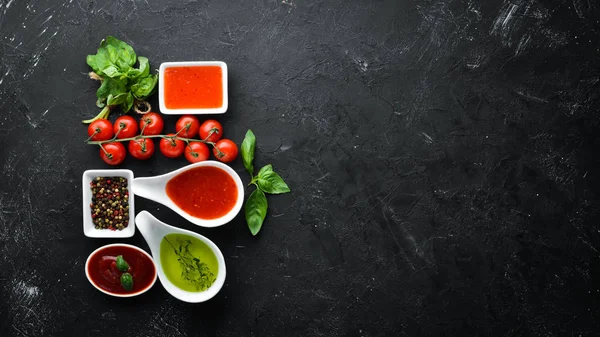 Ponga Salsas Especias Sobre Fondo Madera Vista Superior Espacio Libre —  Fotos de Stock