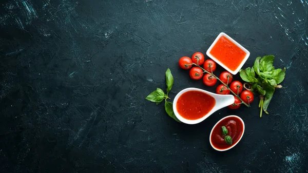 Ketchup Tomate Con Tomates Especias Sobre Fondo Madera Vista Superior —  Fotos de Stock