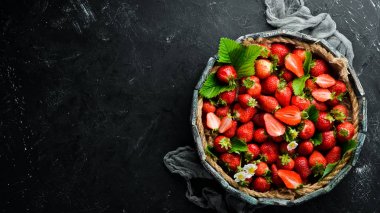 Tahta bir kutuda taze çilek. Çilek Üst görünüm. Metniniz için boş alan.