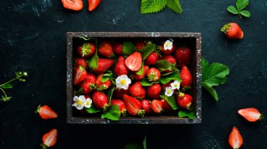 Tahta bir kutuda taze çilek. Çilek Üst görünüm. Metniniz için boş alan.