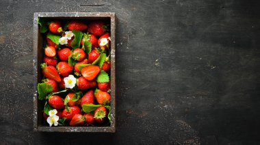 Tahta bir kutuda taze çilek. Çilek Üst görünüm. Metniniz için boş alan.