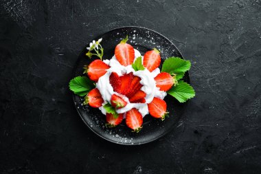 Bir tabakta krema ile Çilek. Tatlı. Çilek Üst görünüm. Metniniz için boş alan.