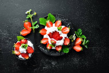 Bir tabakta krema ile Çilek. Tatlı. Çilek Üst görünüm. Metniniz için boş alan.