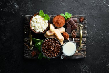 Tiramisu tatlısı. Tiramisu hazırlanması için Malzemeler. Üst te. Siyah taş bir arka plan üzerinde. Metniniz için boş alan.