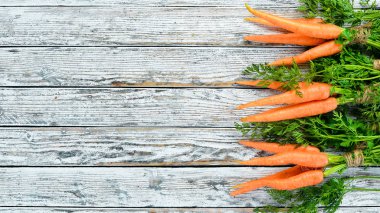 Beyaz ahşap arka planda taze havuç. Üst görünüm. Metniniz için boş alan.