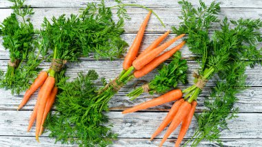 Beyaz ahşap arka planda taze havuç. Üst görünüm. Metniniz için boş alan.