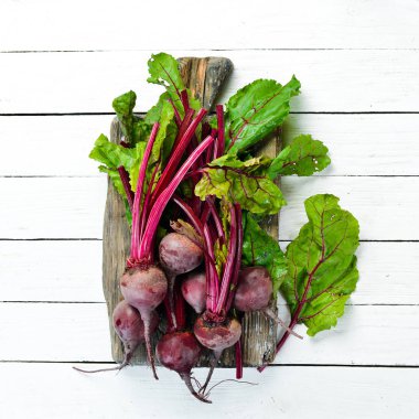 Beyaz ahşap arka planda taze pancar. Sağlıklı yiyecekler. Üst görünüm. Metniniz için boş alan.