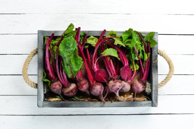 Beyaz ahşap arka planda taze pancar. Sağlıklı yiyecekler. Üst görünüm. Metniniz için boş alan.