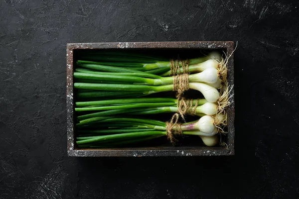 Φρέσκο Πράσινο Κρεμμύδι Μαύρο Πέτρινο Φόντο Φρέσκα Λαχανικά Κορυφαία Προβολή — Φωτογραφία Αρχείου
