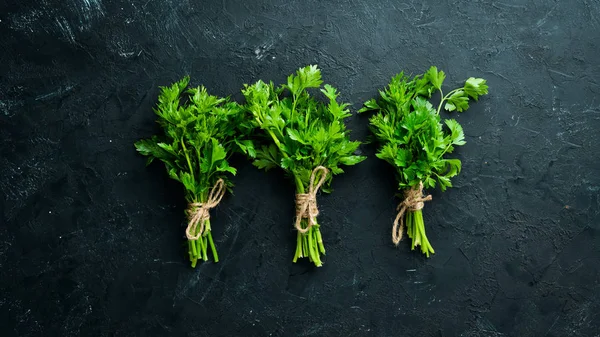 Groene Peterselie Een Zwarte Stenen Achtergrond Bovenaanzicht Vrije Ruimte Voor — Stockfoto