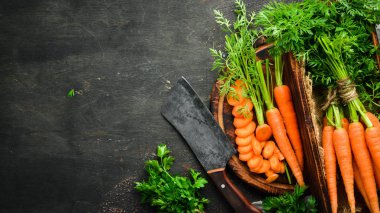 Siyah ahşap arka planda taze havuç. Üst görünüm.