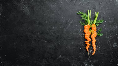 Ahşap masada dilimlenmiş havuç. Üst görünüm. Metniniz için boş alan.