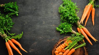 Ahşap masada dilimlenmiş havuç. Üst görünüm. Metniniz için boş alan.
