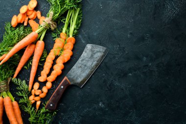 Ahşap masada dilimlenmiş havuç. Üst görünüm. Metniniz için boş alan.