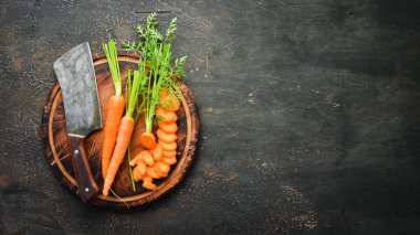 Ahşap masada dilimlenmiş havuç. Üst görünüm. Metniniz için boş alan.