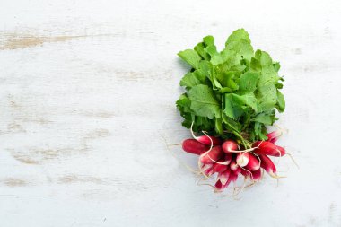Beyaz ahşap masada taze turp. Taze sebzeler. Üst görünüm.