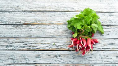 Beyaz ahşap masada taze turp. Taze sebzeler. Üst görünüm.
