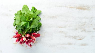 Beyaz ahşap masada taze turp. Taze sebzeler. Üst görünüm.