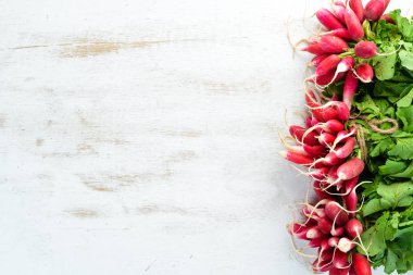 Beyaz ahşap masada taze turp. Taze sebzeler. Üst görünüm.